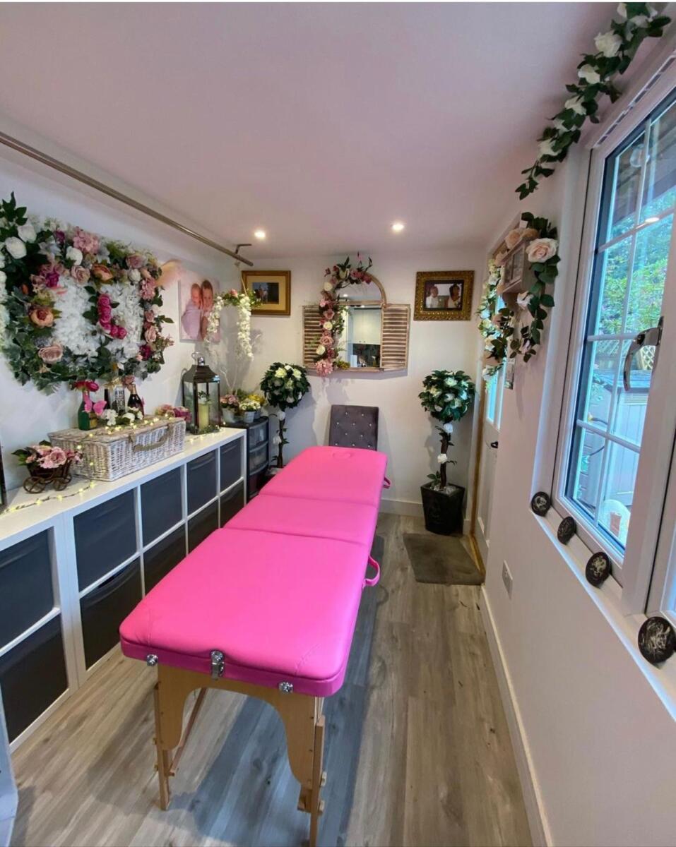 Smart outdoor studios and is used for a beauty room/workroom. 